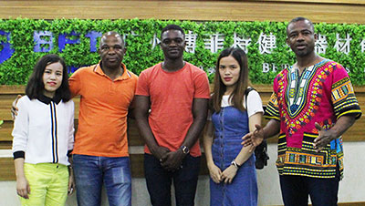 非洲客户来中国采购91香蕉视频破解版APP健身器材